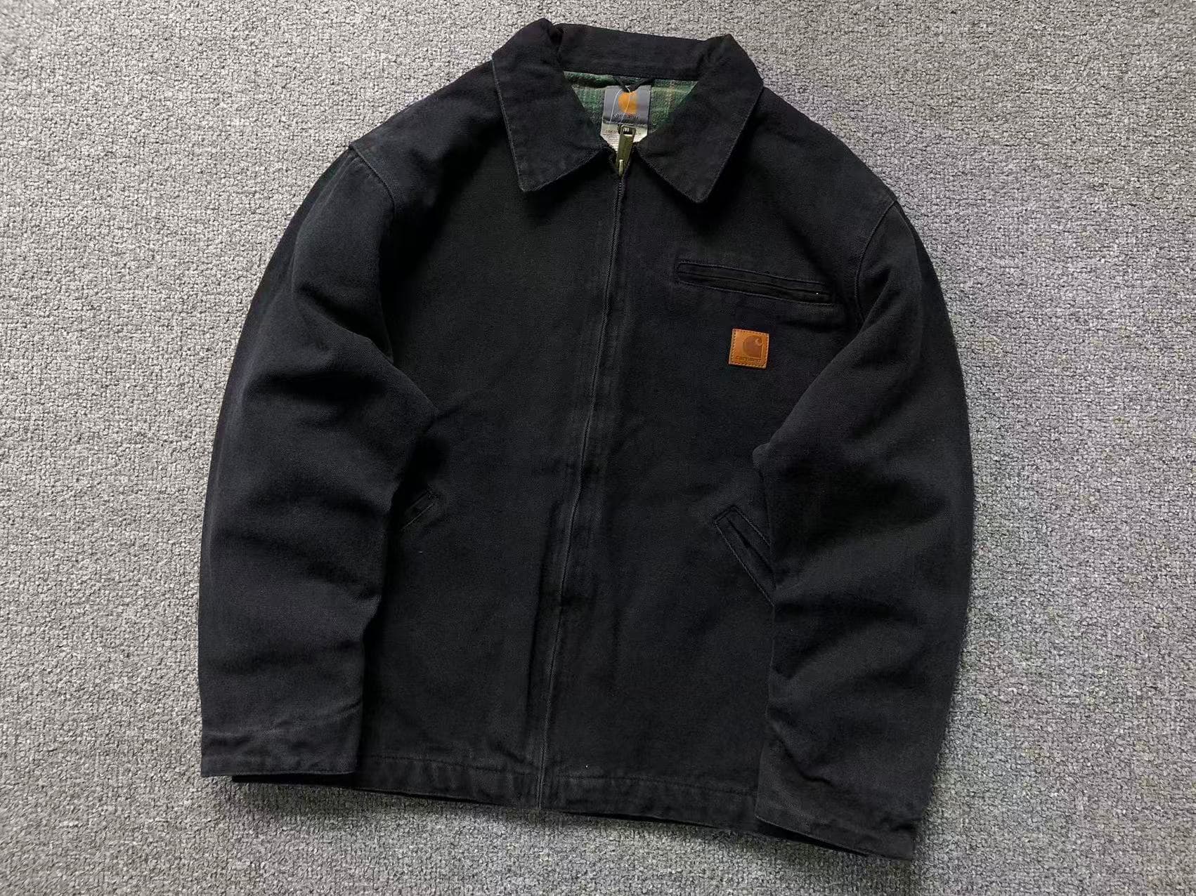 Чёрная workwear-куртка спереди на сером фоне, фотография продавца